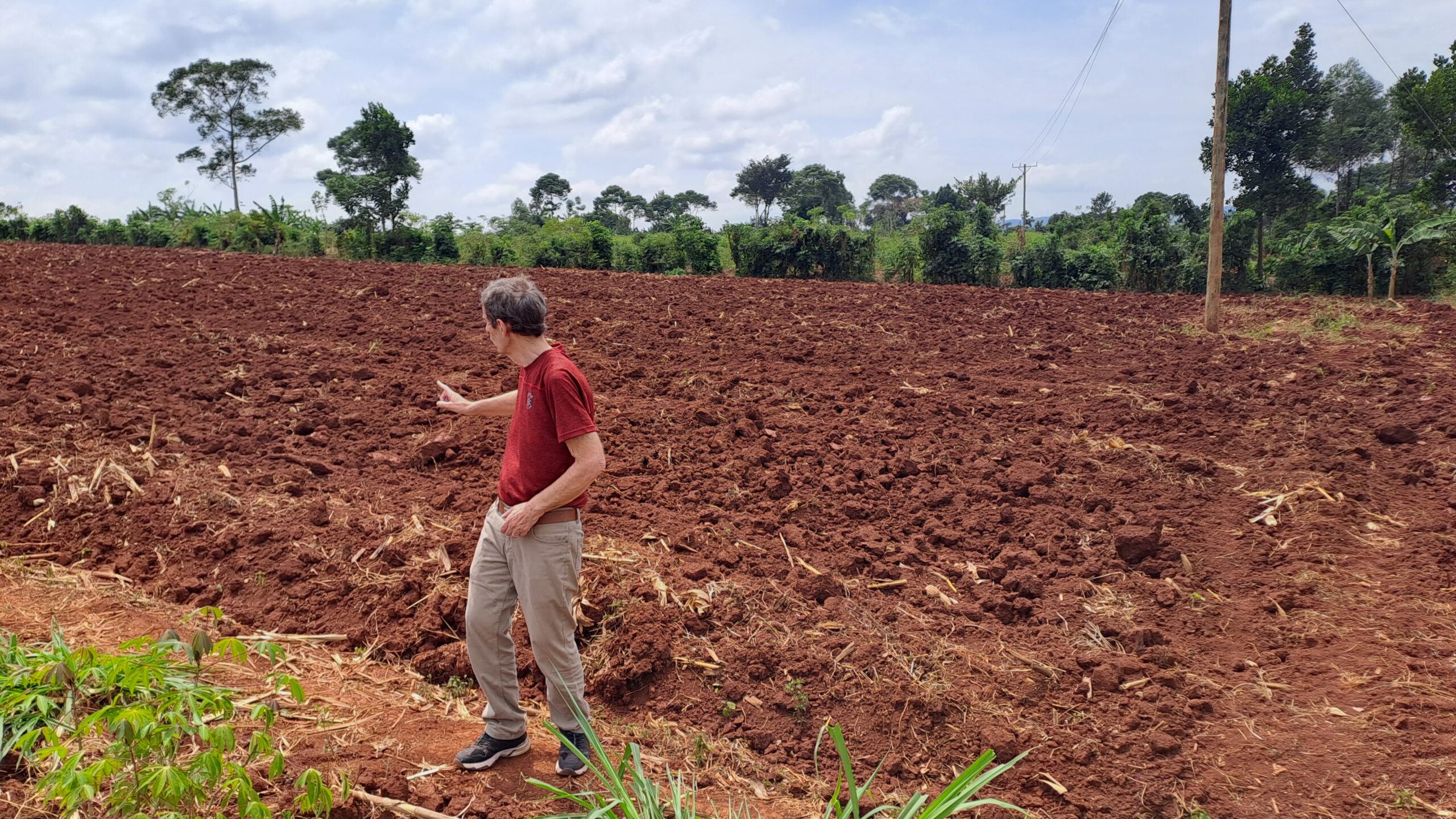 Voorzitter Arie Kruizinga bekijkt landbouwgrond maart 2023